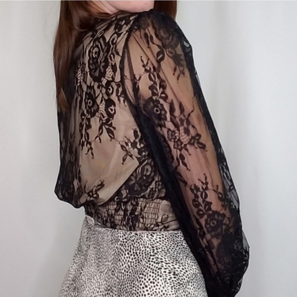 Black Lace Plunging V-Neck Cropped Top - Picture 2 of 8